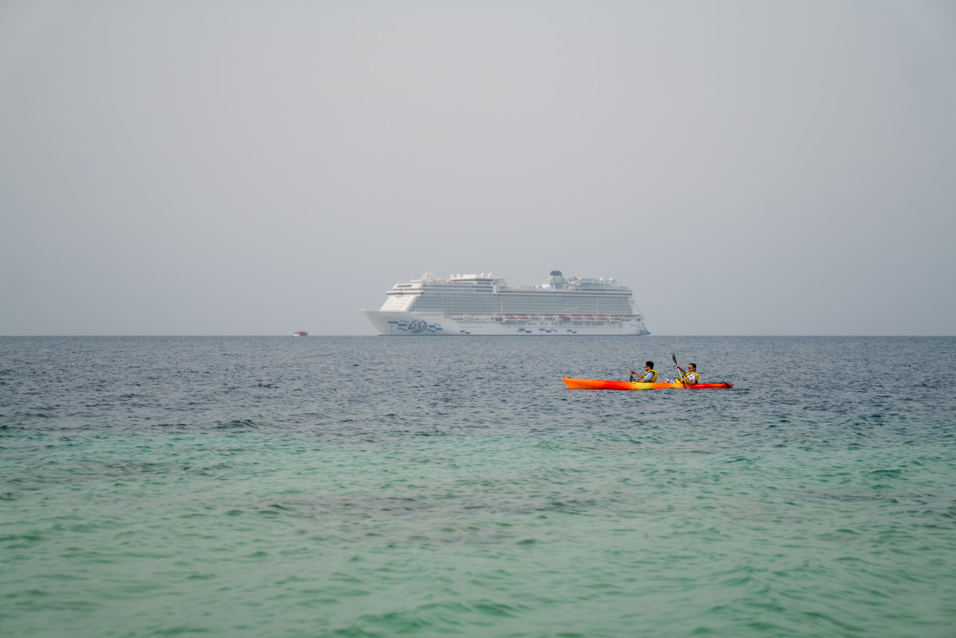 Kayak and cruise ship, Gulf waters — Gabriel Moura broadcast and video work